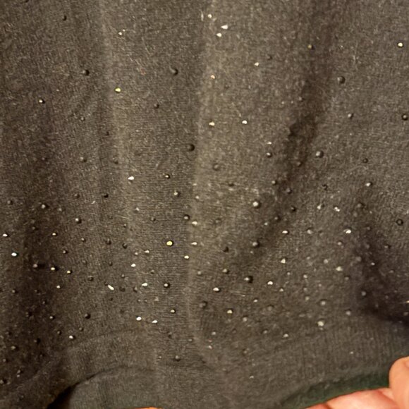 In Cashmere Sz L 100% Cashmere Black Sweater with Decoritive Sparklng accents - Picture 10 of 12